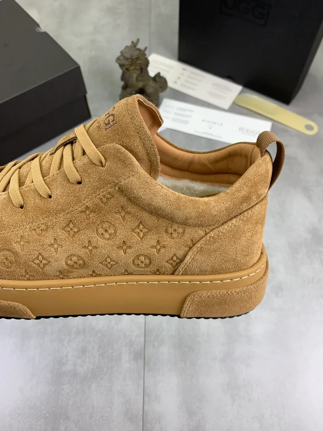 Men's men's shoes 💰P600 New arrival 🆕🆕🆕 IUGGI new retro presbyopic men's shoes Casual and versatile, full of high-end sense, fashionable and luxury style, joint model, retro presbyopic factor, full of handsome style, first layer suede cowhide, wool lining, rubber outsole, light and non-slip size: 39-44, three colors 9681-c22